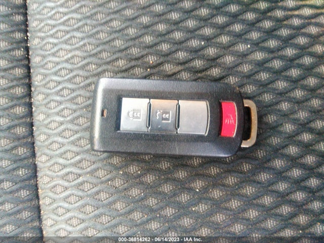 JA4AZ3A35JZ015282 Mitsubishi Outlander Se