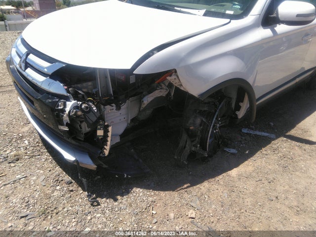 JA4AZ3A35JZ015282 Mitsubishi Outlander Se