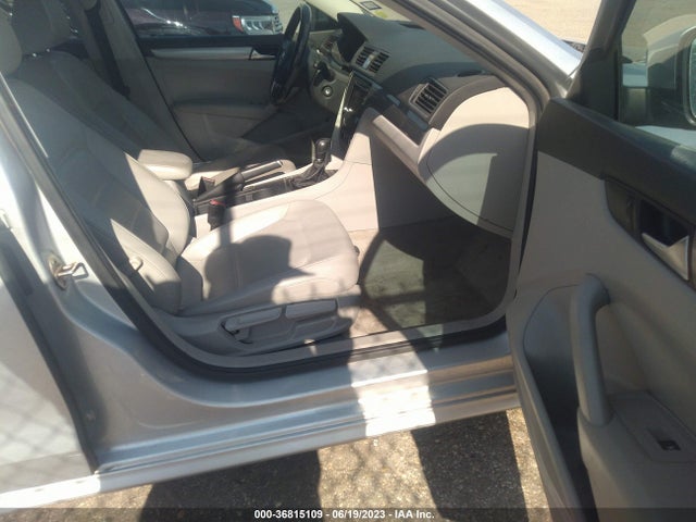 1VWAT7A39FC037971 Volkswagen Passat 1.8t Wolfsburg Ed
