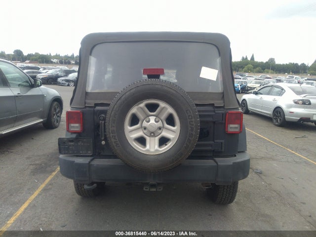 1C4BJWDG0GL335946 Jeep Wrangler Unlimited Sport