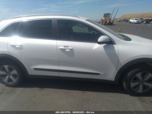 KNDCB3LC2M5471574 KIA NIRO LX
