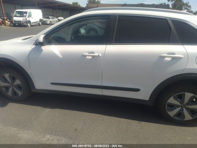 KNDCB3LC2M5471574 KIA NIRO LX