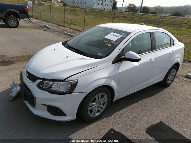 Chevrolet SONIC LS 2018 1G1JB5SH7J4121464 Image 2