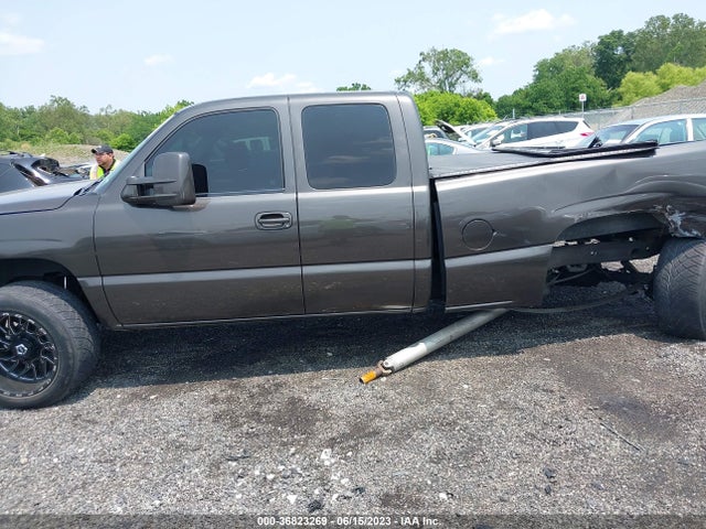 2002 CHEVROLET SILVERADO 1500 LS VIN: 2GCEK19T721400213