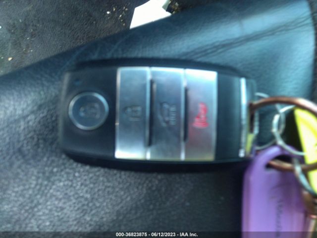KNDCC3LCXJ5135227 KIA NIRO EX