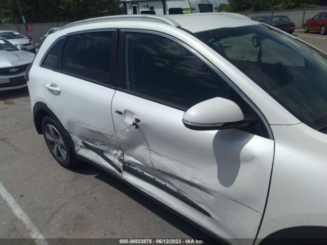 KNDCC3LCXJ5135227 KIA NIRO EX