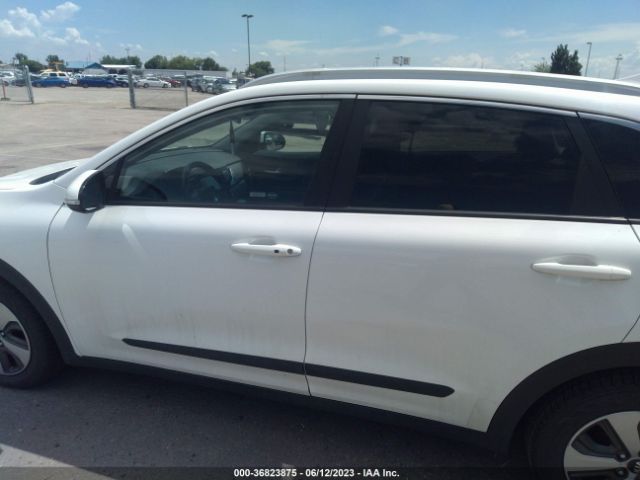 KNDCC3LCXJ5135227 KIA NIRO EX