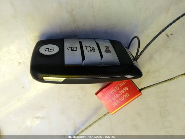 KNDCC3LC6H5038763 KIA NIRO EX