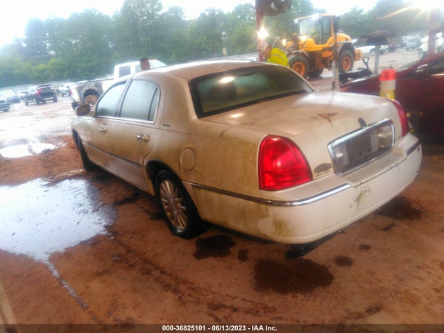 2003 LINCOLN TOWN CAR EXECUTIVE VIN: 1LNHM81W43Y673948