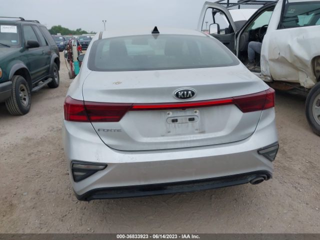 3KPF24AD8ME363401 KIA Forte Lxs