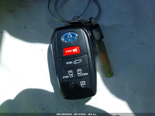 Toyota SIENNA XLE 2023 5TDYRKEC6PS152850 Image 3