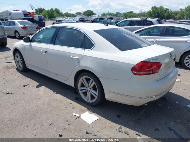 1VWBS7A3XFC057668 Volkswagen Passat 1.8t Se W/sunroof & Nav