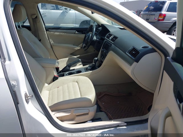 1VWBS7A3XFC057668 Volkswagen Passat 1.8t Se W/sunroof & Nav