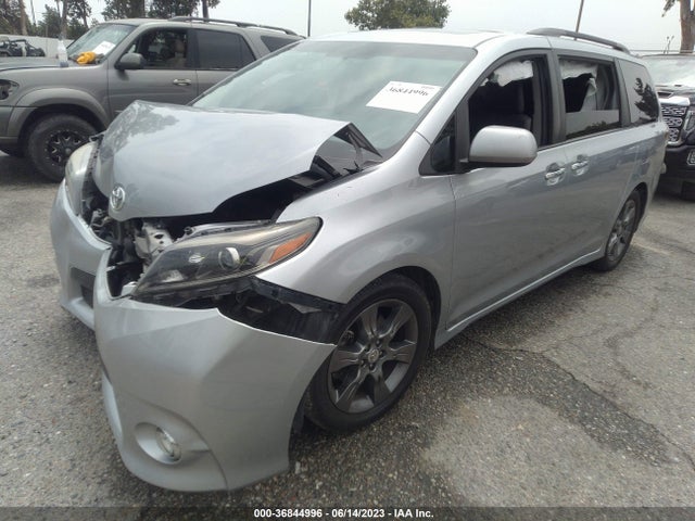 Toyota SIENNA SE 2016 5TDXK3DC4GS728426 Image 2