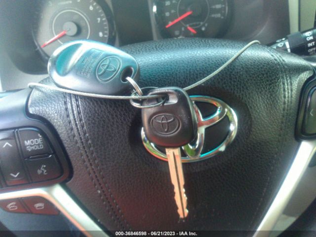 5TDKZ3DC5HS829837 Toyota SIENNA LE