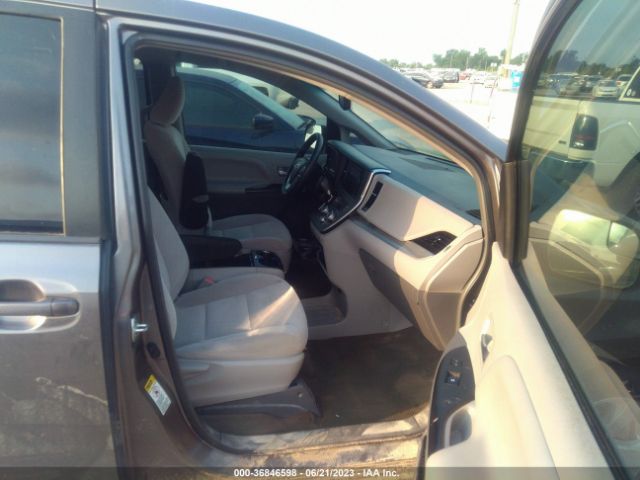 5TDKZ3DC5HS829837 Toyota SIENNA LE