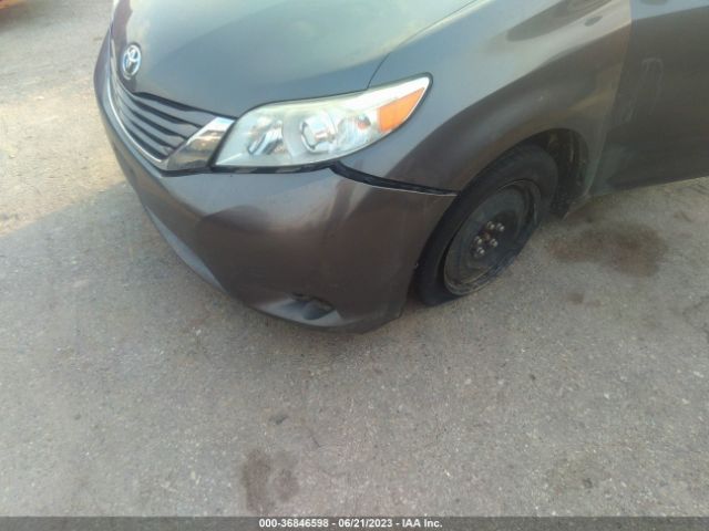 5TDKZ3DC5HS829837 Toyota SIENNA LE