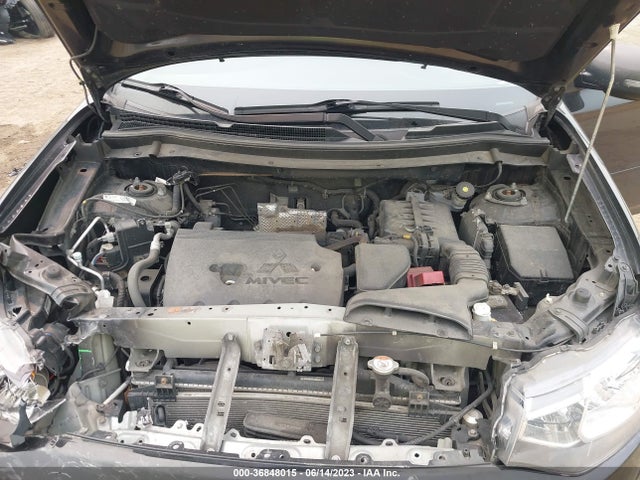 JA4AZ3A36EZ018844 Mitsubishi Outlander Se