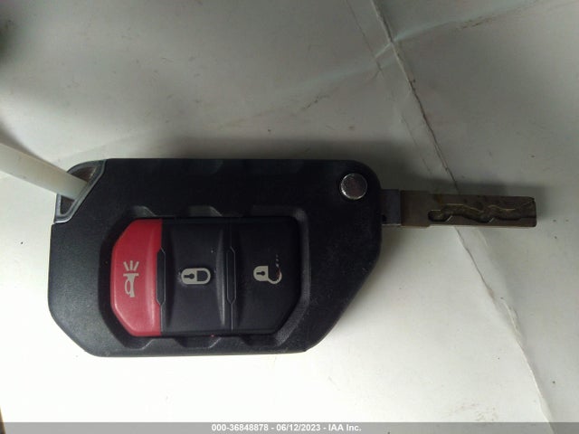 1C4HJXENXJW246114 Jeep Wrangler Unlimited Sahara