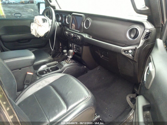 1C4HJXENXJW246114 Jeep Wrangler Unlimited Sahara