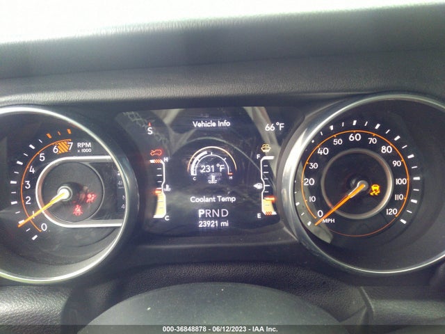 1C4HJXENXJW246114 Jeep Wrangler Unlimited Sahara