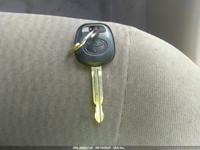 2005 TOYOTA COROLLA CE/S/LE VIN: 2T1BR32E25C370307