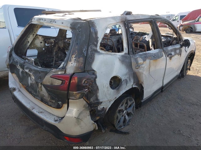 JF2SKAEC9KH495798 Subaru Forester Premium