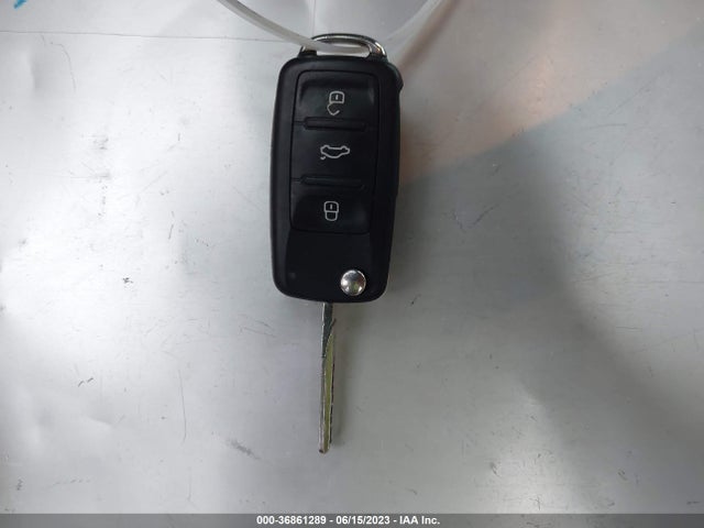 WVGAV7AXXFW562564 Volkswagen TIGUAN SE