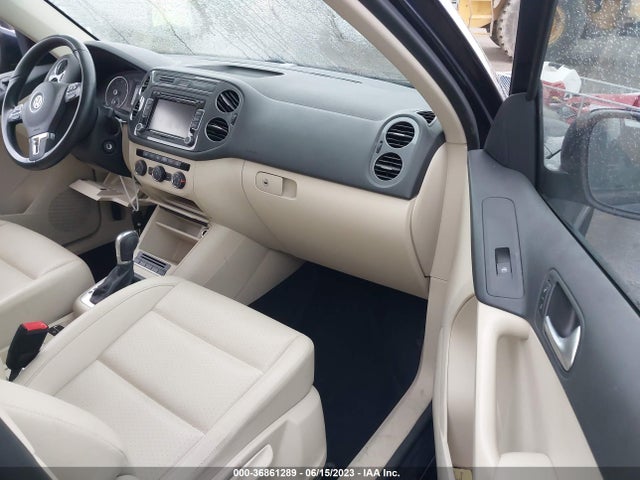 WVGAV7AXXFW562564 Volkswagen TIGUAN SE