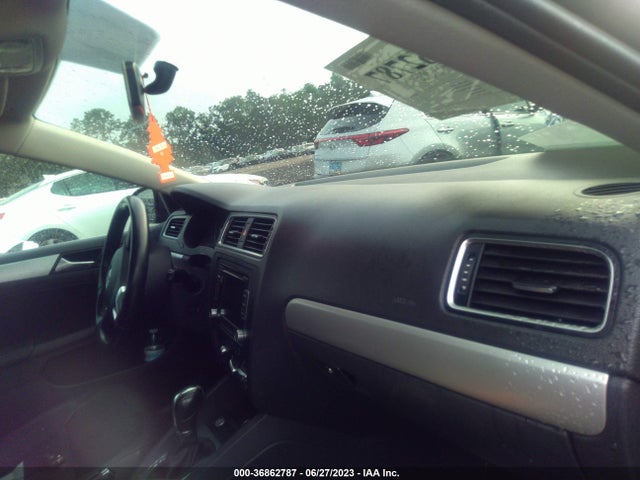 3VWD17AJ9EM290061 Volkswagen Jetta Sedan Se