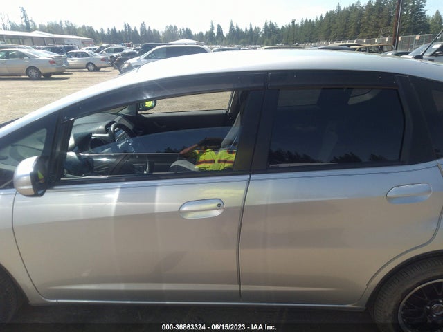 2013 HONDA FIT VIN: JHMGE8H3XDC077443