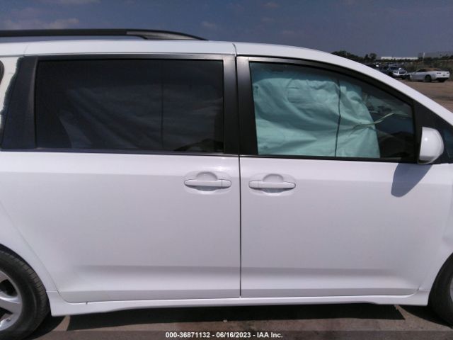 5TDKZ3DC3JS911796 Toyota SIENNA LE