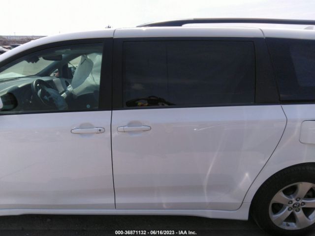5TDKZ3DC3JS911796 Toyota SIENNA LE