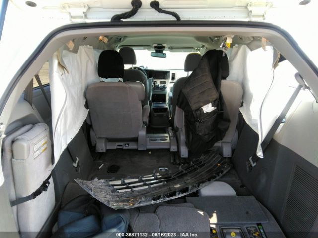 5TDKZ3DC3JS911796 Toyota SIENNA LE