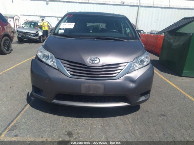 5TDKZ3DC4HS876793 Toyota SIENNA LE