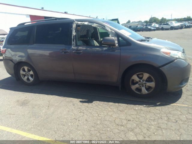 5TDKZ3DC4HS876793 Toyota SIENNA LE