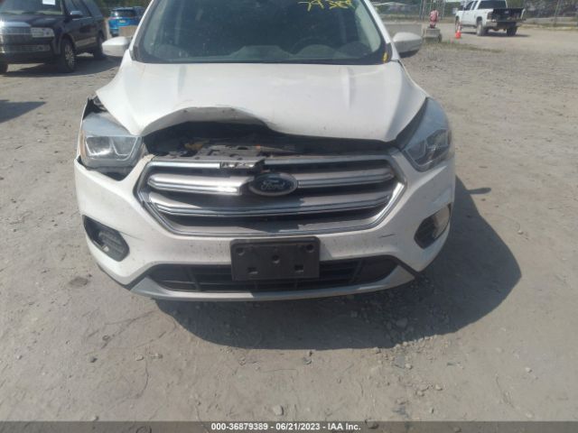 1FMCU9J94HUD75022 Ford Escape Titanium