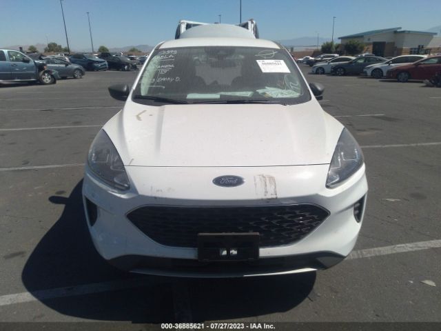 1FMCU0G6XNUB88422 Ford ESCAPE SE