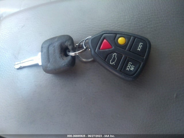 2002 VOLVO V70 VIN: YV1SW61R322236991