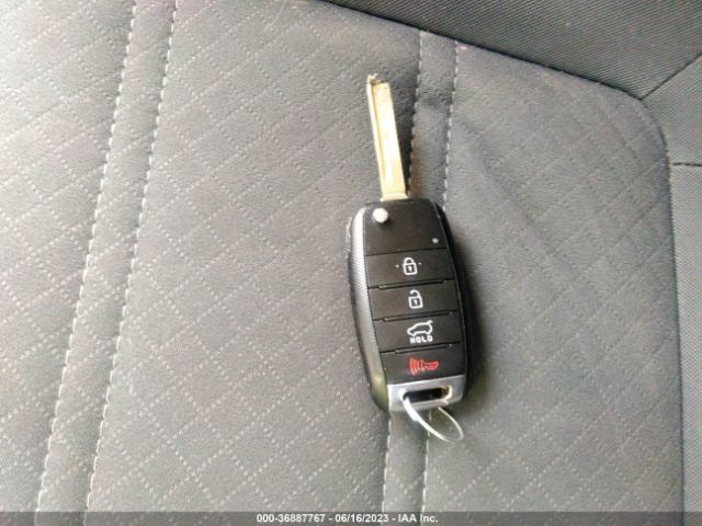 5XYPG4A59GG113820 KIA SORENTO LX