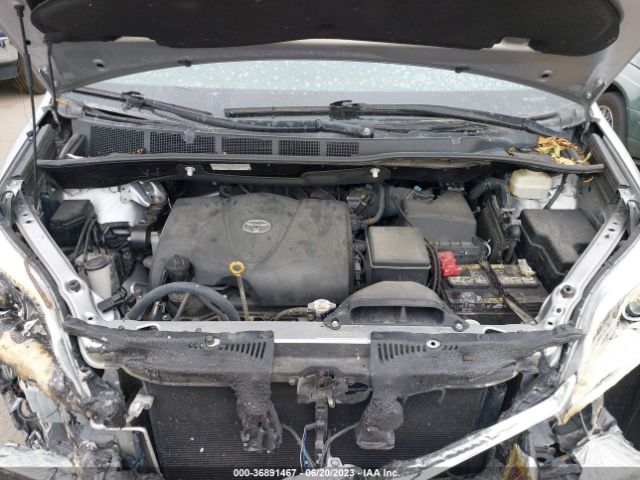 5TDKZ3DC9JS906702 Toyota SIENNA LE