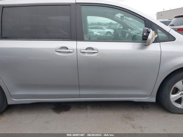 5TDKZ3DC9JS906702 Toyota SIENNA LE