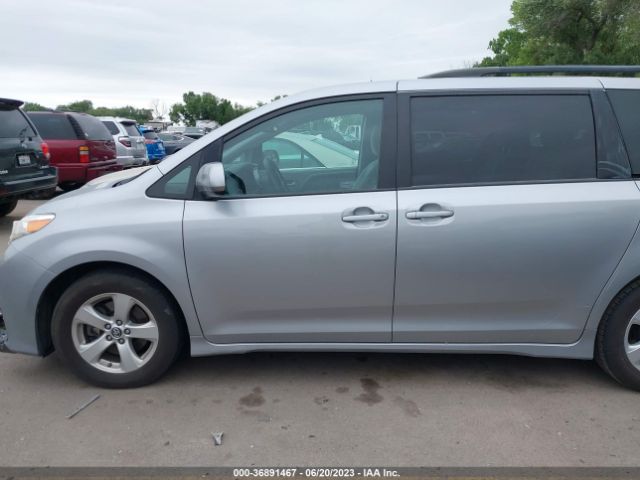 5TDKZ3DC9JS906702 Toyota SIENNA LE