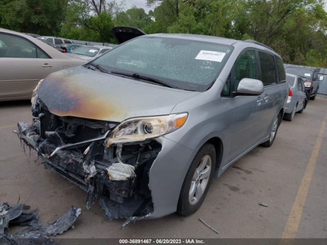 5TDKZ3DC9JS906702 Toyota SIENNA LE