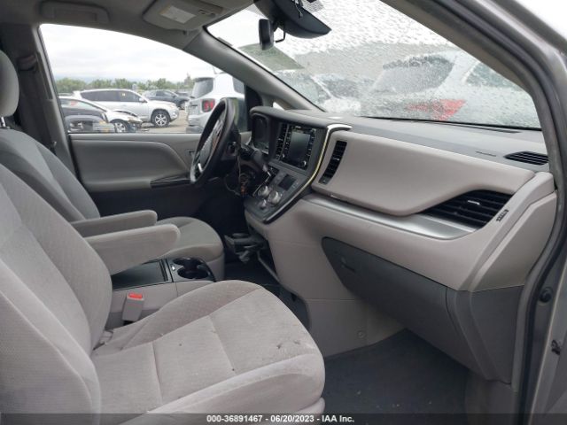 5TDKZ3DC9JS906702 Toyota SIENNA LE