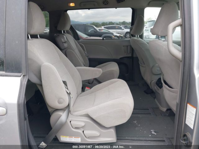 5TDKZ3DC9JS906702 Toyota SIENNA LE