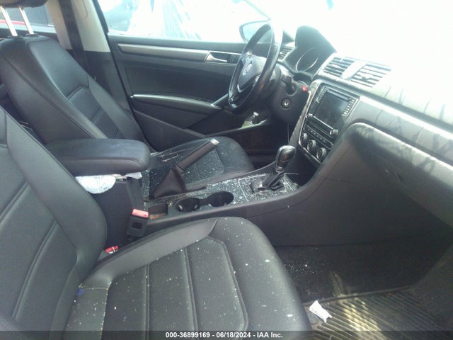 1VWDT7A34HC071400 Volkswagen Passat 1.8t R-line