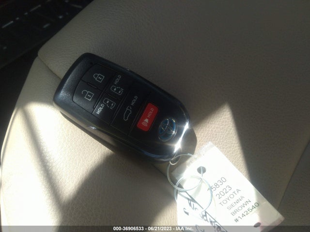 Toyota SIENNA XLE 2023 5TDYRKEC7PS142540 Image 3