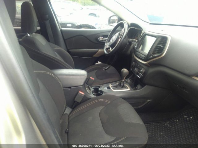 1C4PJMCB0HW600493 Jeep Cherokee Latitude