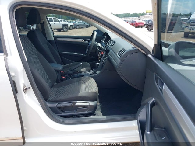 1VWAT7A34HC006842 Volkswagen Passat 1.8t S